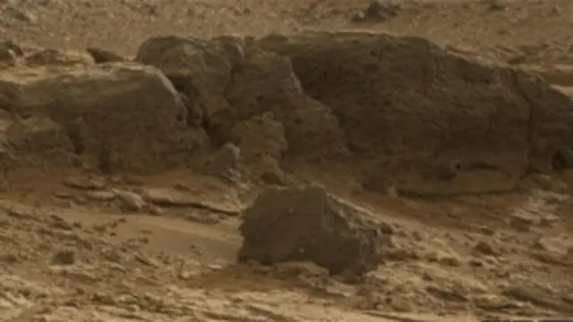 پوائنٹ لیک کے نامی پتھر سویز چیز کی طرح سوراخ دار دکھائی دیتے ہیں