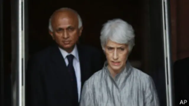 وندی شرمن معاون دوم وزیر خارجه آمریکا دو هفته پیش به هند سفر کرد و از این کشور بخاطر کاهش خرید نفت ایران قدردانی کرد.