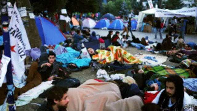 Протестующие в парке Гези