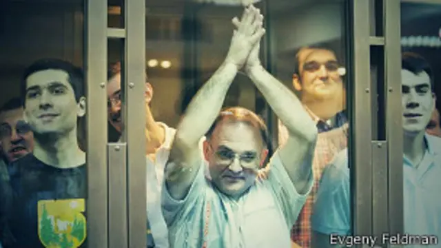 Подсудимые по "болотному делу" за стеклом