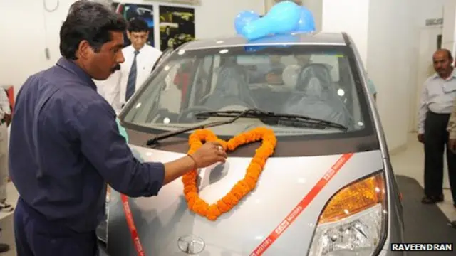 Un hombre limpia un coche