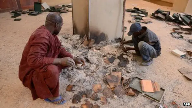 En enero, los rebeldes quemaron dos bibliotecas.