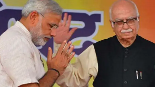 جب مودی اڈوانی کے پاؤں چھونے کے لئے جھکے تو انہوں نے مودی کی طرف دیکھے بغیر ہی اپنے ہاتھ جوڑ لیے