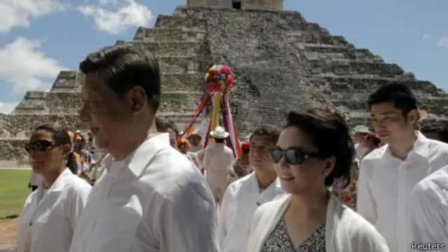 習近平與夫人彭麗媛參觀墨西哥瑪雅古城奇琴伊察(06/06/2013)