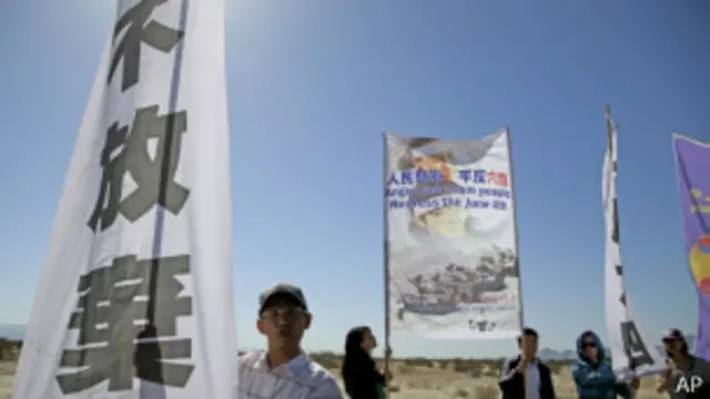 在美国的中国异见人士在加州安纳伯格庄园附近举行示威