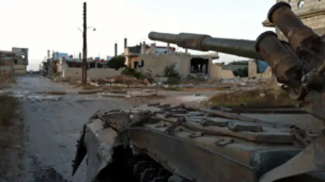 آلية مدرعة للجيش السوري في بلدة القصير