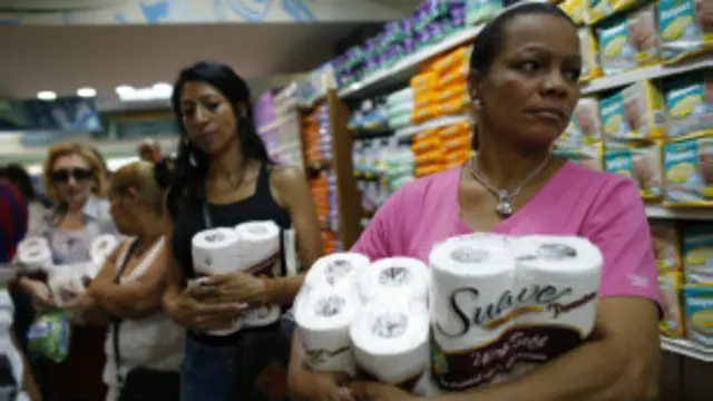 Venezuelanos estocam papel higiênico. Foto: Reuters