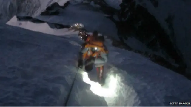 दुनिया की सबसे ऊंची पर्वत चोटी एवरेस्ट की चढ़ाई मुश्किलों से भरी होती है.