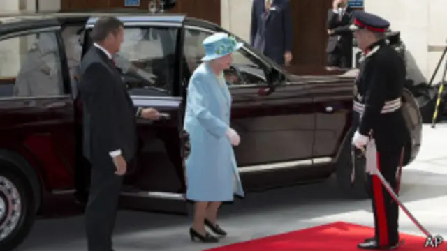 ملکہ برطانیہ کے آنے سے قبل ہی لوگوں کی بڑی تعداد ، بی بی سی ہاؤس کے باہر اُن کی منتظر تھی۔ ملکہ الزبتھ نیلے رنگ کے لباس میں جلوہ گر ہوئیں ۔