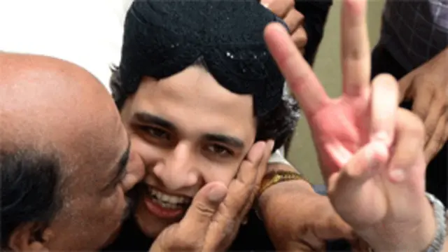 ملزم شاہ رخ جتوئی فیصلے کے بعد عدالت سے فتح کا نشان بناتے باہر آئے