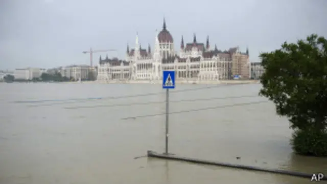 Подъем воды в реке Дунай в районе Буда