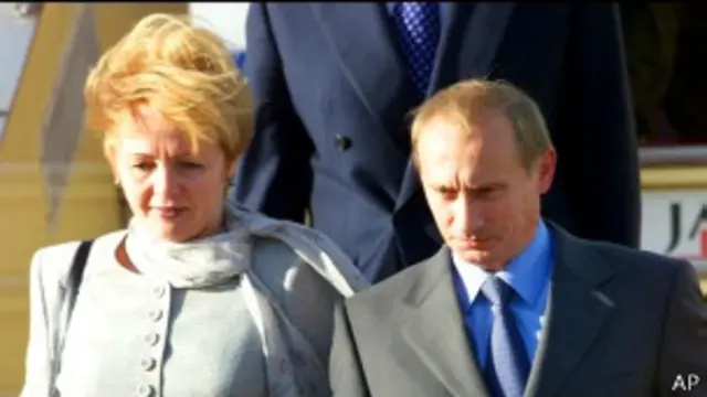 Владимир и Людмила Путины в токийском аэропорту, сентябрь 2000 г.