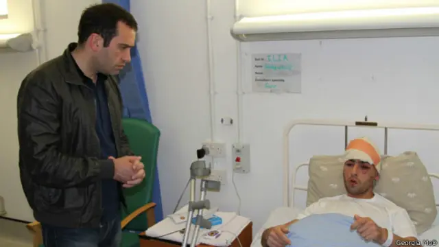 وزیر دفاع گرجستان در سفری به ولایت هلمند افغانستان از زخمی شده های رویداد روز گذشته، دیدن کرد