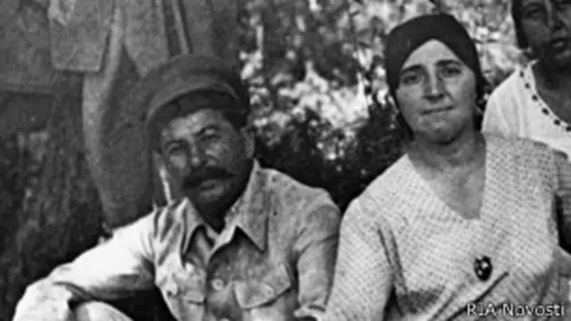 Аллилуева родила Сталину сына и дочь