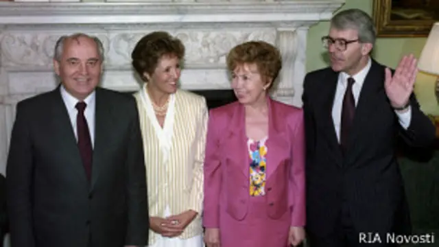 Раиса (вторая справа) разрушила миф "непубличности" советских лидеров