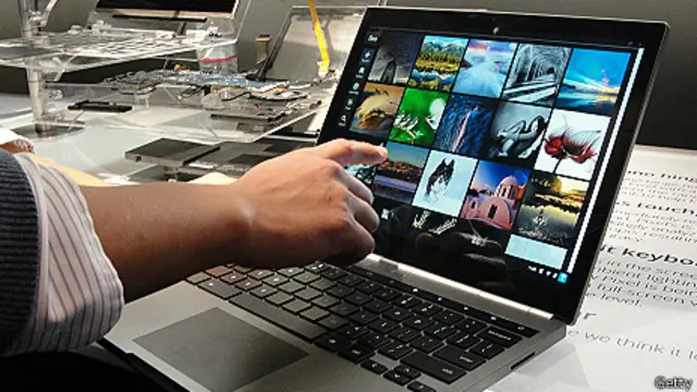 Pessoa vendo várias fotos no computador. Foto: Getty