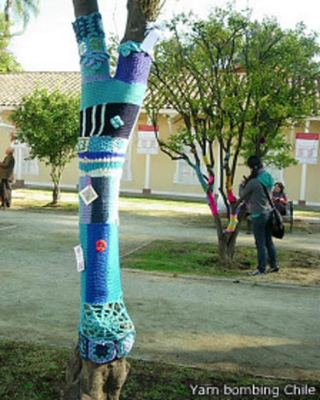 Yarn bombing bombardeando con calor y color BBC News Mundo