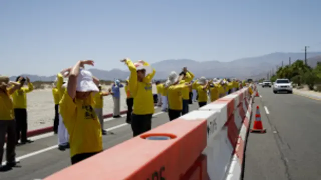 法轮功抗议者在警戒线外等待的时候在练功