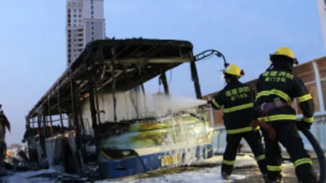 6月7日晚18点20分左右，厦门一辆快速公交车突然在行驶过程中起火，造成47人死亡