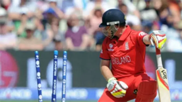 ایئن بیل 91 رنز بنا کر بولڈ ہو گئے