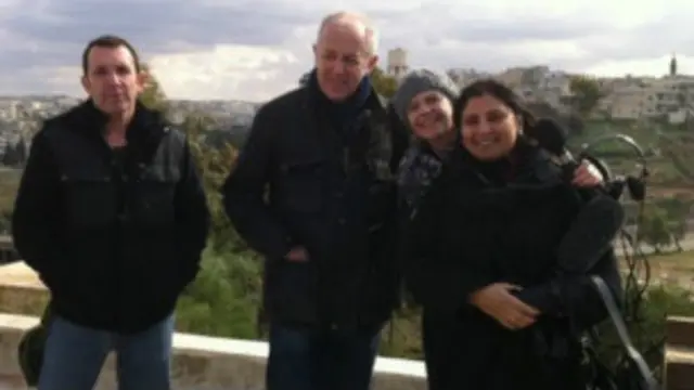 Lina Sinjab (dir) com seus colegas da BBC, na Síria