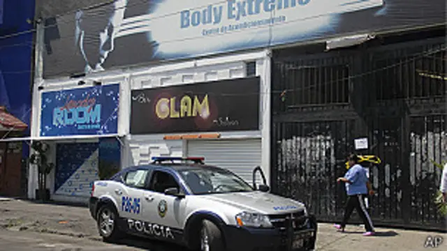 Patrullero frente a gimnasio