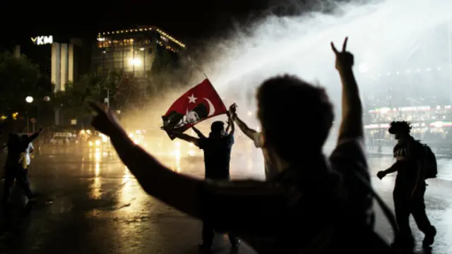 اشتباكات بين قوات الشرطة ومتظاهرين في أنقرة