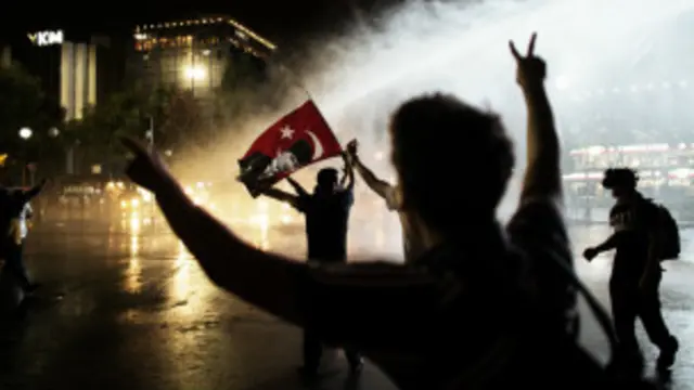 وزیراعظم طیب اردوگان نے ان مظاہروں کو غیر جمہوری کہہ کر رد کر دیا تھا