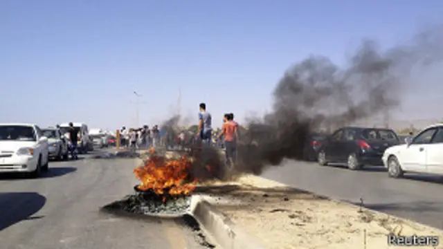 تعيش ليبيا حالة اجتماعية متوترة بفعل الاعتصمات والاضرابات للمطالبة بزيادة الأجور