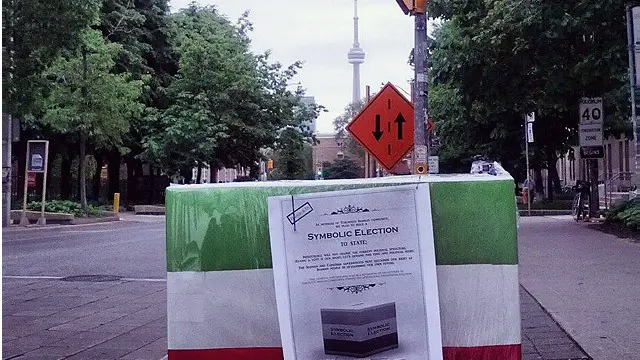 به نظر می‌رسد که جامعه مهاجران ایرانی‌ که سابقا کمتر در انتخابات کانادا شرکت می کرد، این بار به صورت جدی پا به عرصه سیاسی گذاشته است. این جامعه هیچ گاه یک صدا نبوده است.