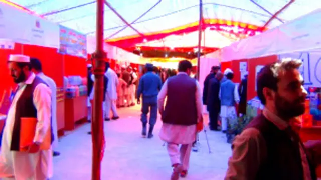 د نارينه وو تر څنګ په نندارتون کې مېرمنو هم بېلا بېل لاسي صنایع کميسونو ، ځونډي ،ګلان، په مريو جوړ قلمونه او نور شیان د خرڅلاو لپاره وړاندې کړي وو.