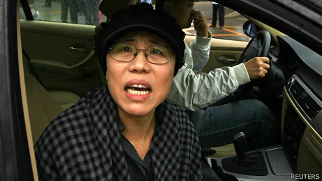 Bà Lưu Hà rời khỏi tòa trong nước mắt