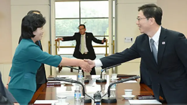 Đại diện hai miền bắt tay tại Bàn Môn Điếm