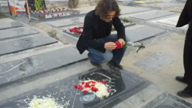 آرش صادقی بر سر مزار مادرش در سال ۸۸، پس از نخستین دور آزادی از زندان 