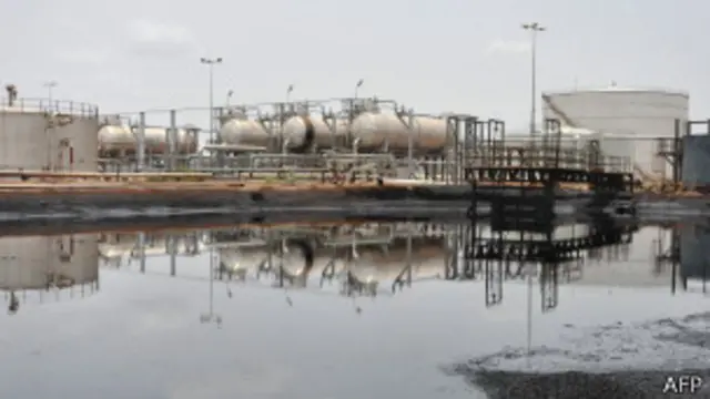 قرر البشير وقف تصدير نفط جنوب السودان عبر الموانئ السودانية. 