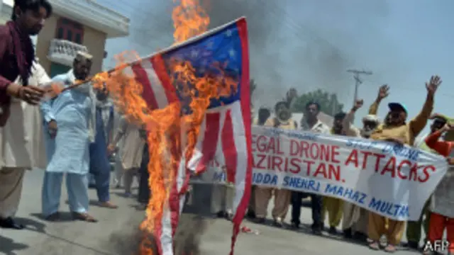 سوزاندن پرچم آمریکا پس از حمله هواپیمای بدون سرنشین این کشور به وزیرستان و کشته شده نفر دوم طالبان پاکستان 