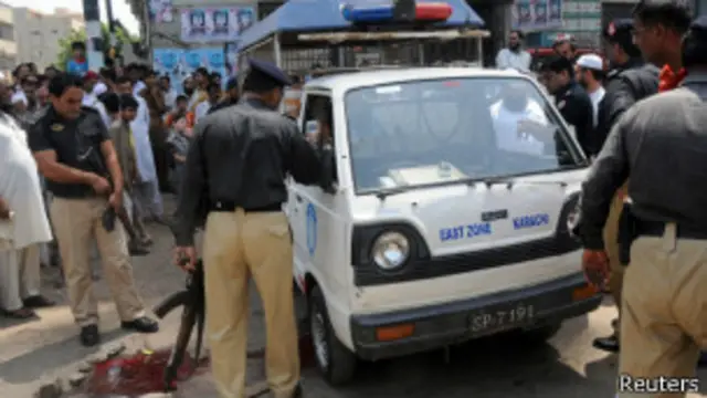 پلیس در حال تحقیقات در محل حمله موتورسواران به خودروی پلیس در کراچی