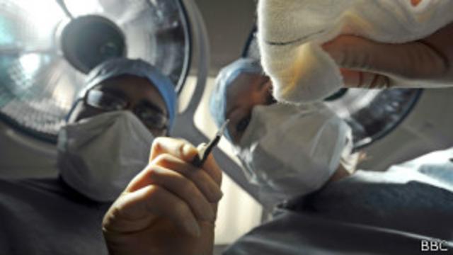 Médico em cirurgia | Foto: BBC