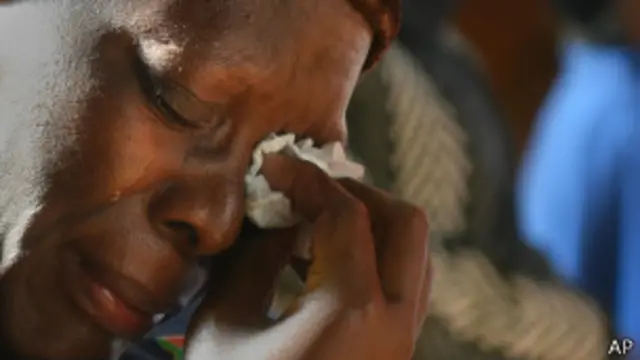 Fiel chora por mandela na Igreja Regina Mundi (Foto AP)