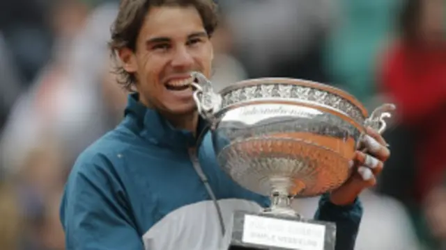 Rafael Nadal và chiếc cúp vô địch lần thứ 8