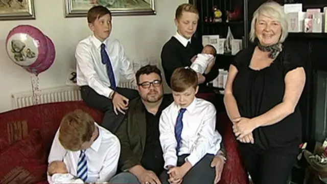 Karen Rodger teve três pares de filhos gêmeos não-idênticos