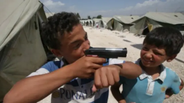 طفلان سوريان يعيشان في مخيم للاجئين في الأردن