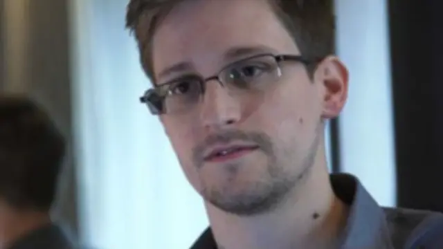 गार्डियन ने स्नोडेन के अनुरोध पर उनके नाम को सार्वजनिक किया है