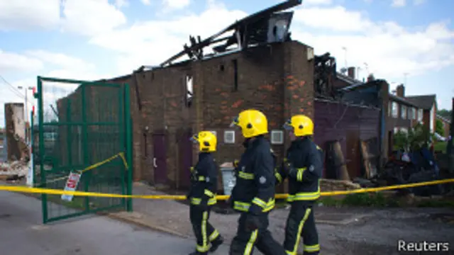 Пожарные на месте пожара в исламском центре в Мазвелл-хилле 5 июня 2013 года