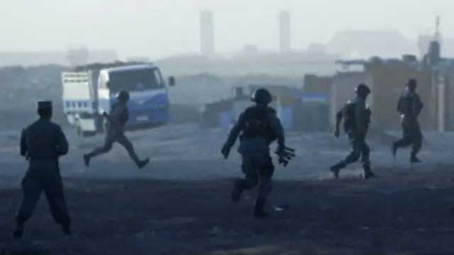 افغان پولیس نے حملے کے اردگرد کے مقام کو گھیرے میں لے لیا ہے