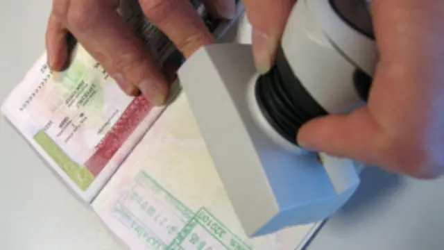 Đóng dấu hộ chiếu ở cửa khẩu Anh