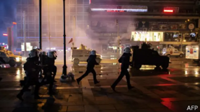 Полицейские разгоняют демонстрацию в Анкаре