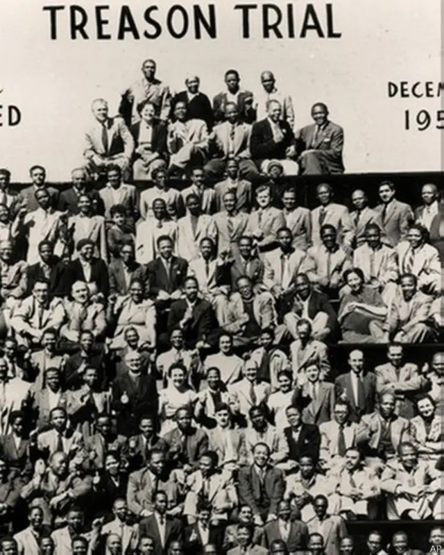 අප්‍රිකානු ජාතික සංගමයේ කටයුතුවලට සම්බන්ධ වීම හේතුවෙන් 1956 දී ඔහුට රාජ ද්‍රෝහී චෝදනා එල්ල වේ. එවකට සමාජ සේවිකාවක වූ විනී මැඩිකිසේලා ඔහුට හමු වන්නේ එම නඩු විභාගය අතරතුරේදී.