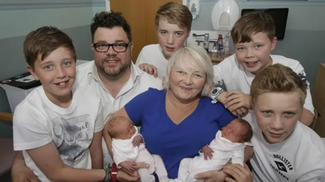 Karen Rodger con sus tres pares de mellizos