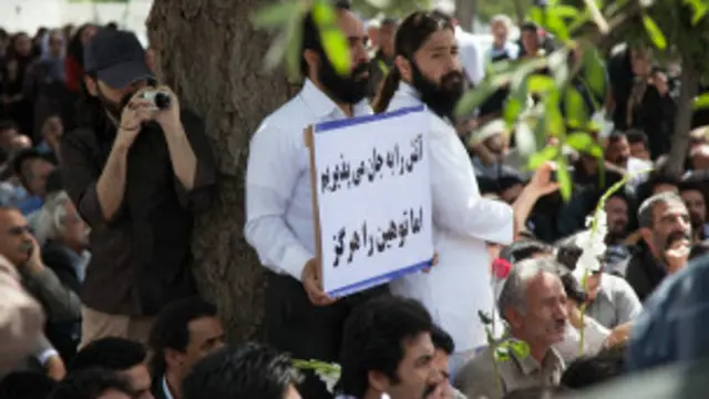 پیروان کیش یارسان چندی پیش هم در اعتراض به آنچه "بی احترامی به اعتقادات" خود می‌خوانند در کرمانشاه تجمع کرده بودند 